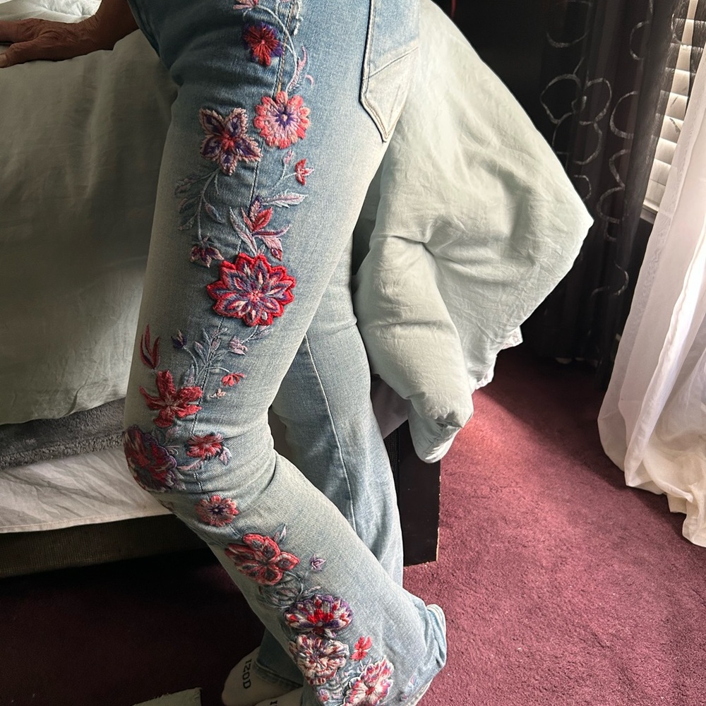 Free People Driftwood Farrah Embroidered Flare Jeans Red Floral Embroidery - Picture 4 of 10